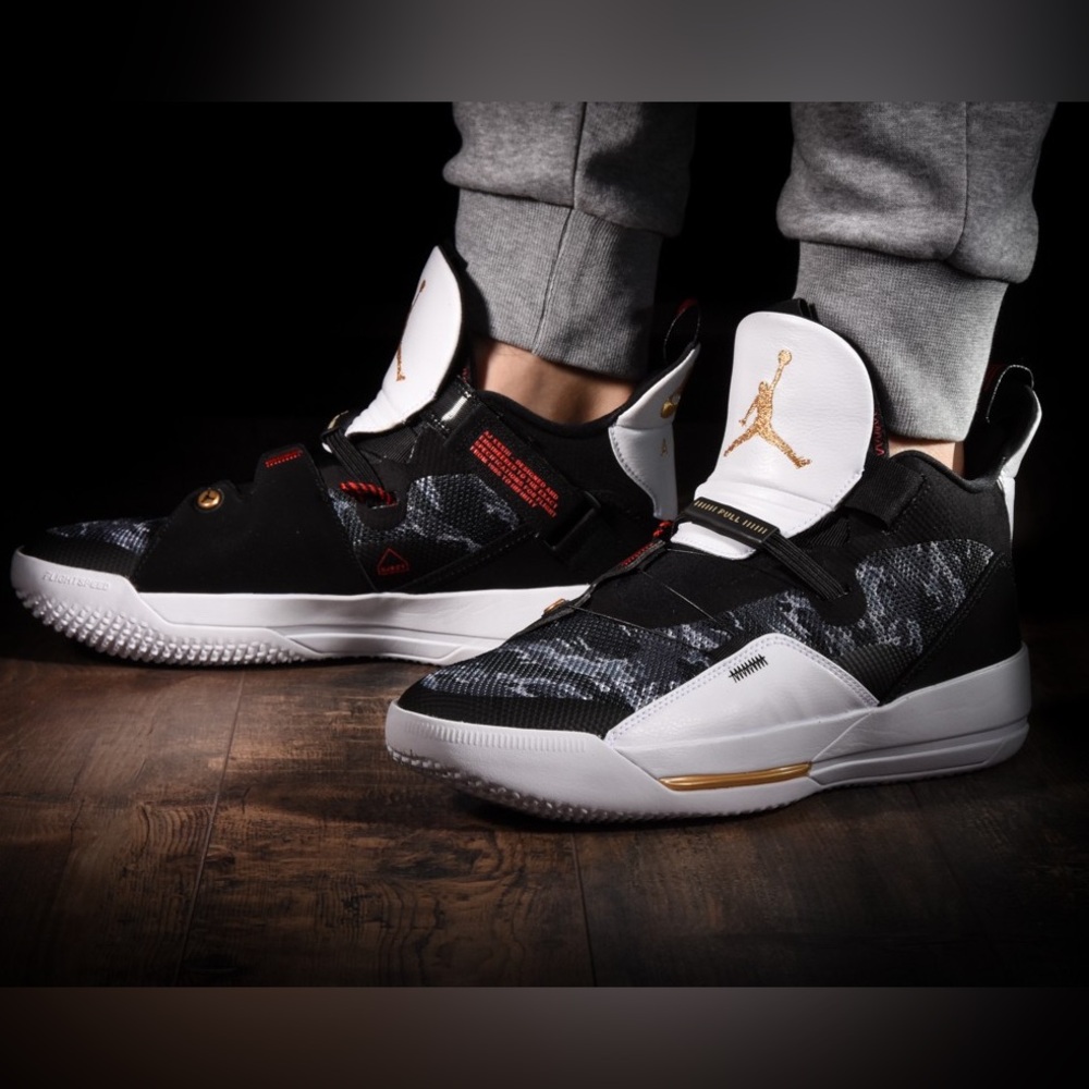 Nike Air Jordan XXXIII Black White University Red Metallic Gold woman 7-8